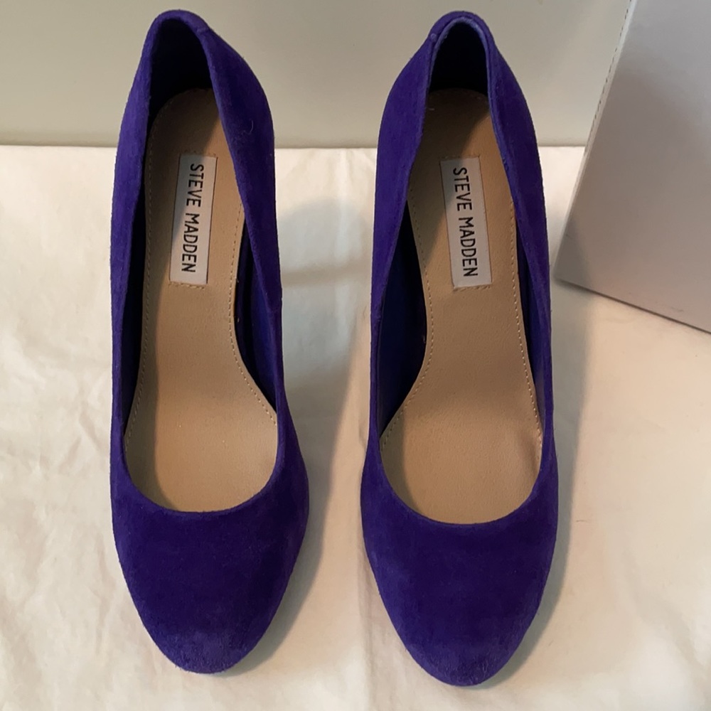Steve Madden suede pump